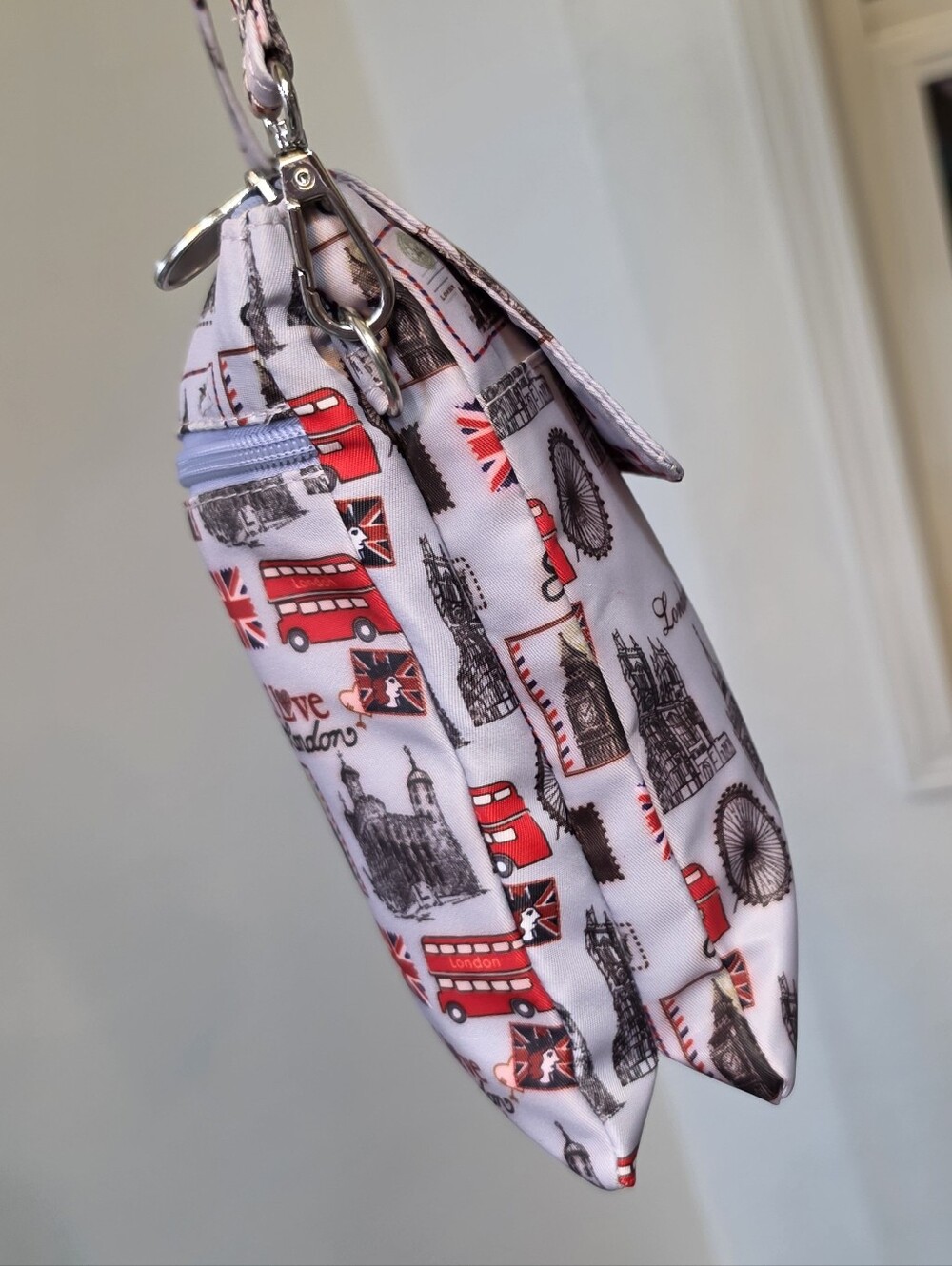 London Travel Tote - Souvenirs & Gifts Crossbody Shoulder Bag - Picture 4 of 12
